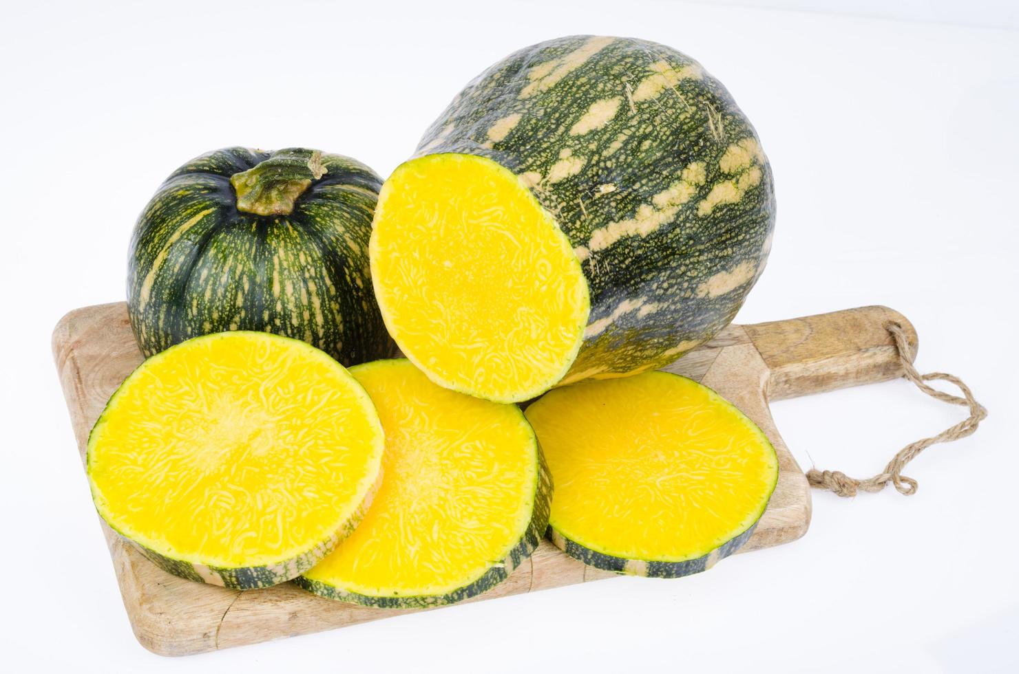 calabaza madura cruda, cortada en rodajas. foto de estudio.