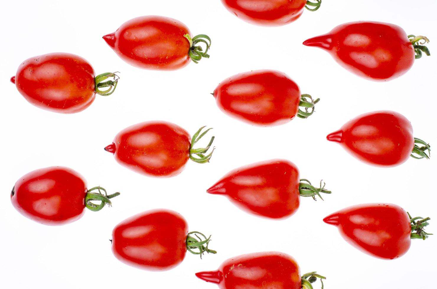 patrón de alimentos, fondo - tomates rojos aislados en blanco. foto de estudio.
