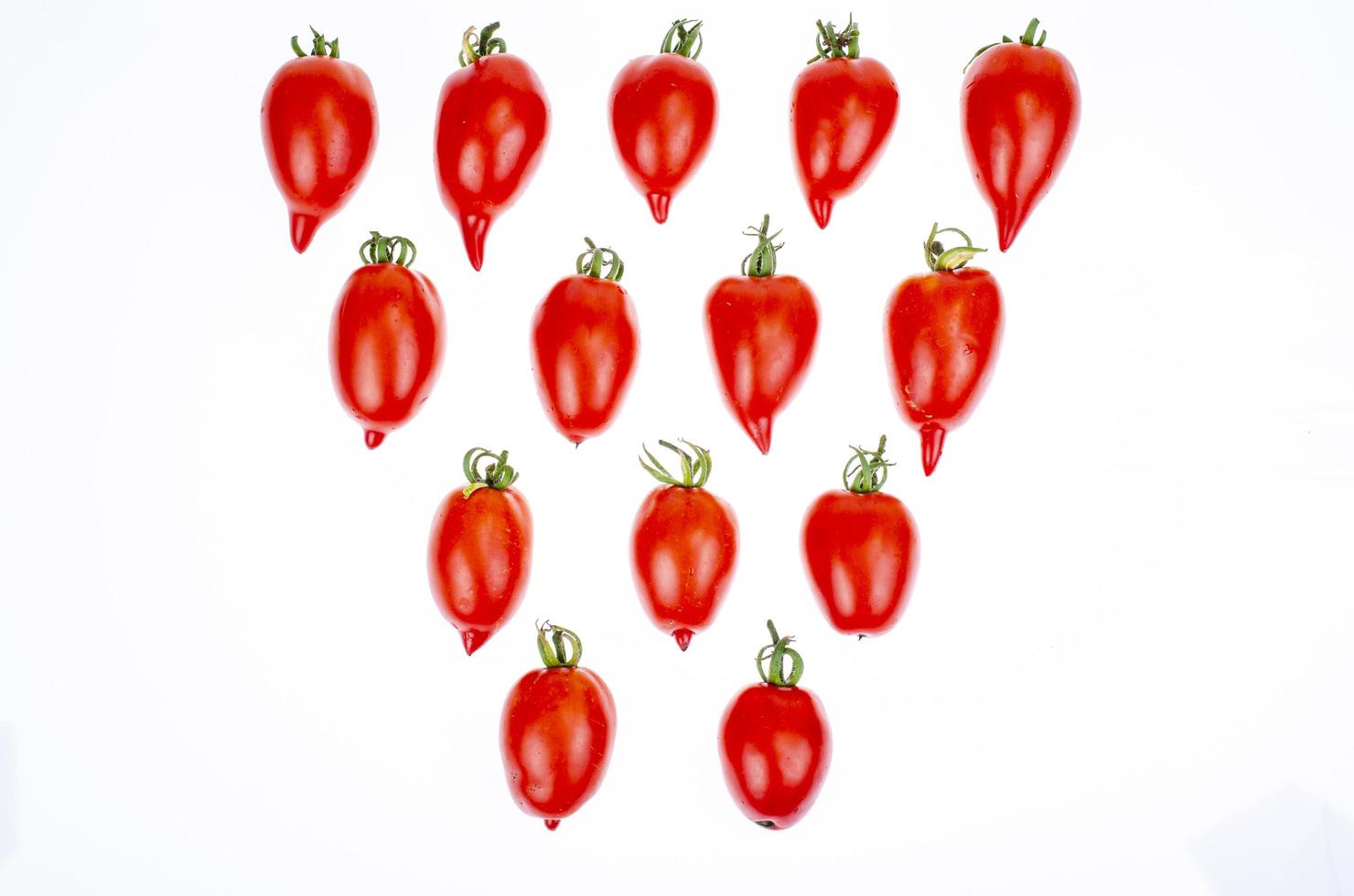 patrón de alimentos, fondo - tomates rojos aislados en blanco. foto de estudio.
