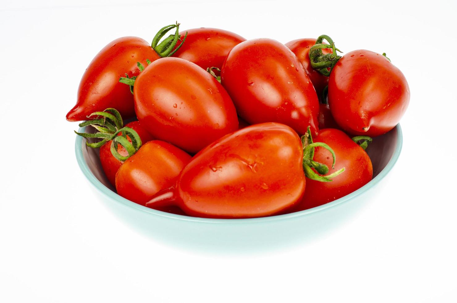 los tomates rojos maduros ovalados. foto de estudio.