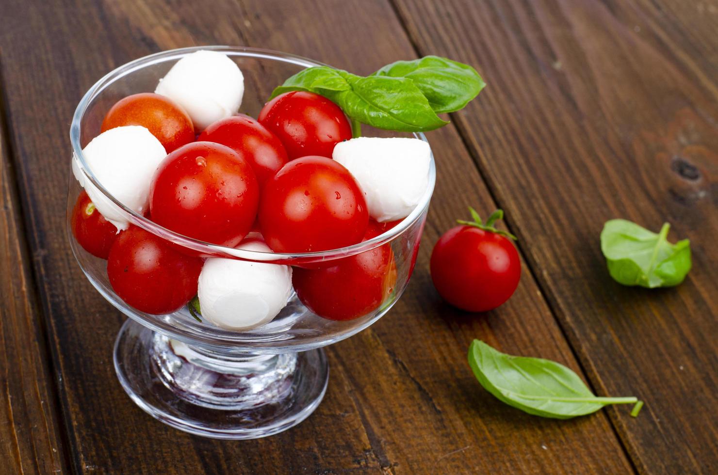 la ensalada caprese en vaso. foto de estudio.