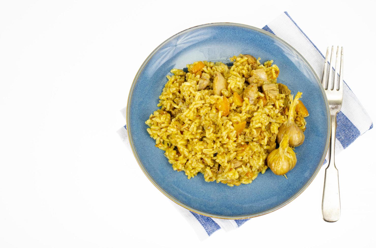 pilaf con filete de pollo. menú de dieta. foto de estudio.