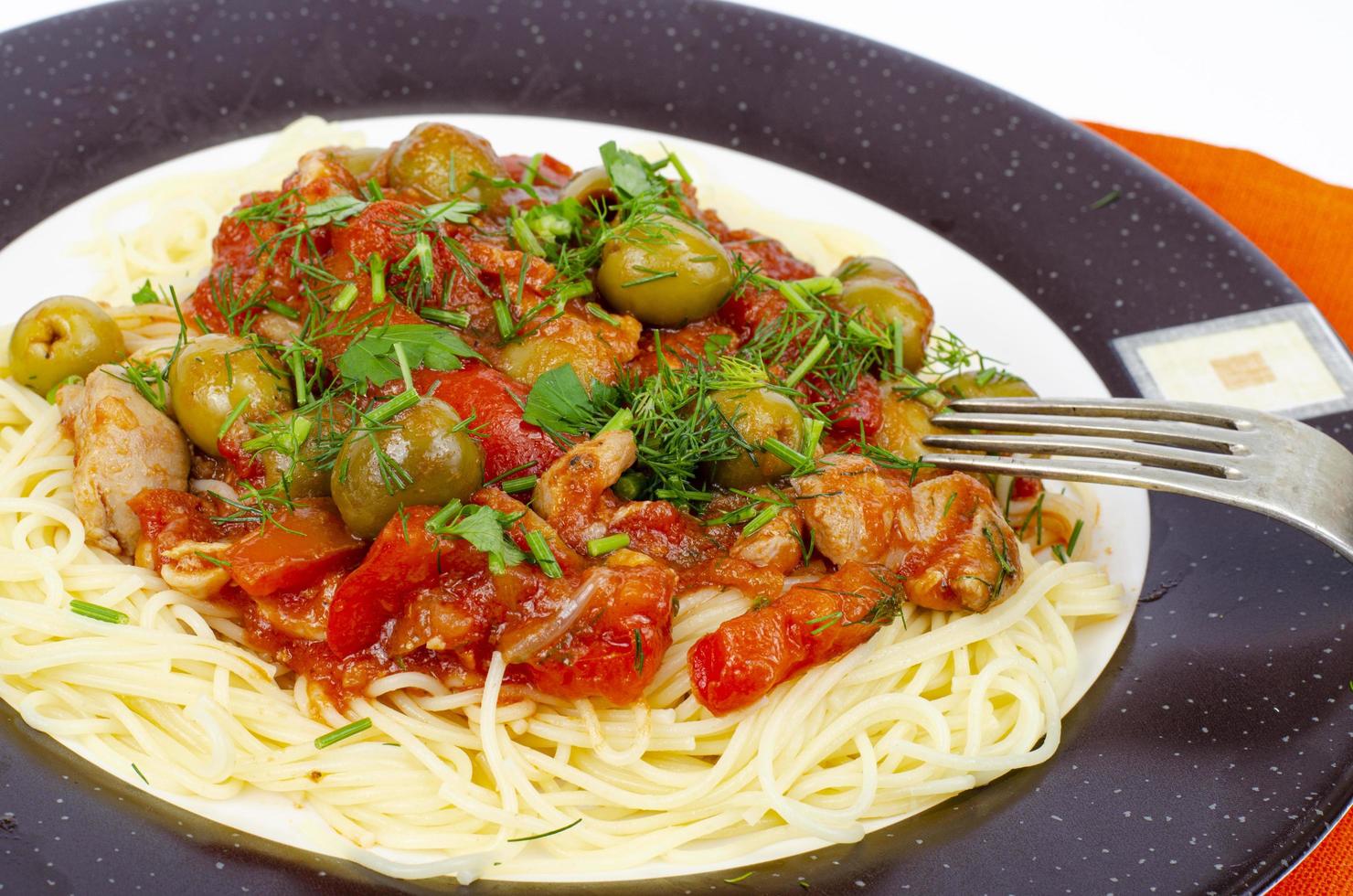 espaguetis con verduras guisadas y aceitunas verdes. foto de estudio