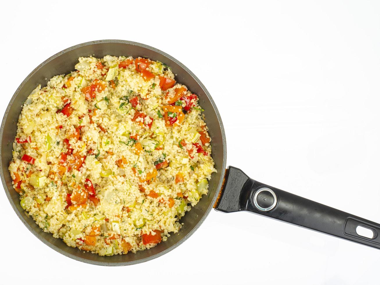 cuscús con verduras en sartén. plato de la cocina marroquí. foto de estudio