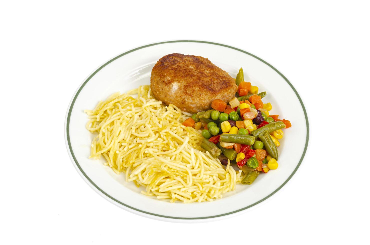 plato con fideos, verduras y chuleta empanizada. foto