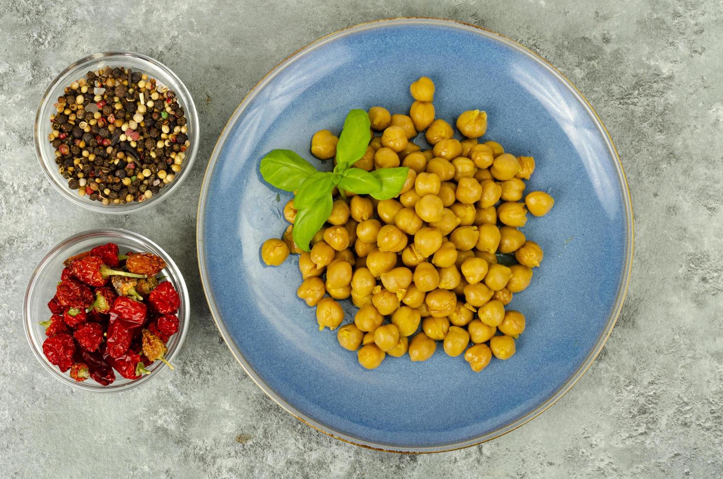 las comidas vegetarianas. garbanzos hervidos. foto de estudio