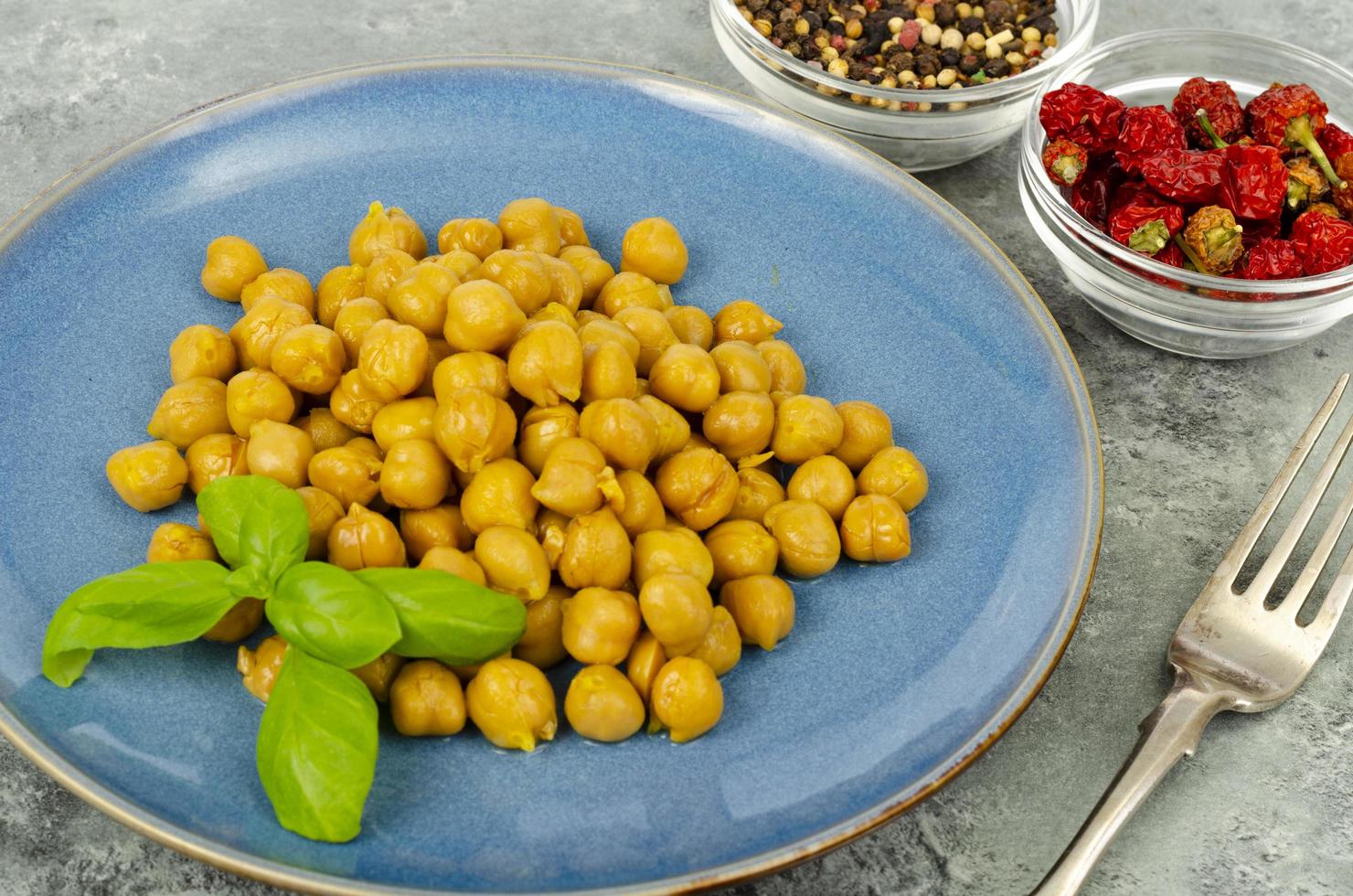 las comidas vegetarianas. garbanzos hervidos. foto de estudio