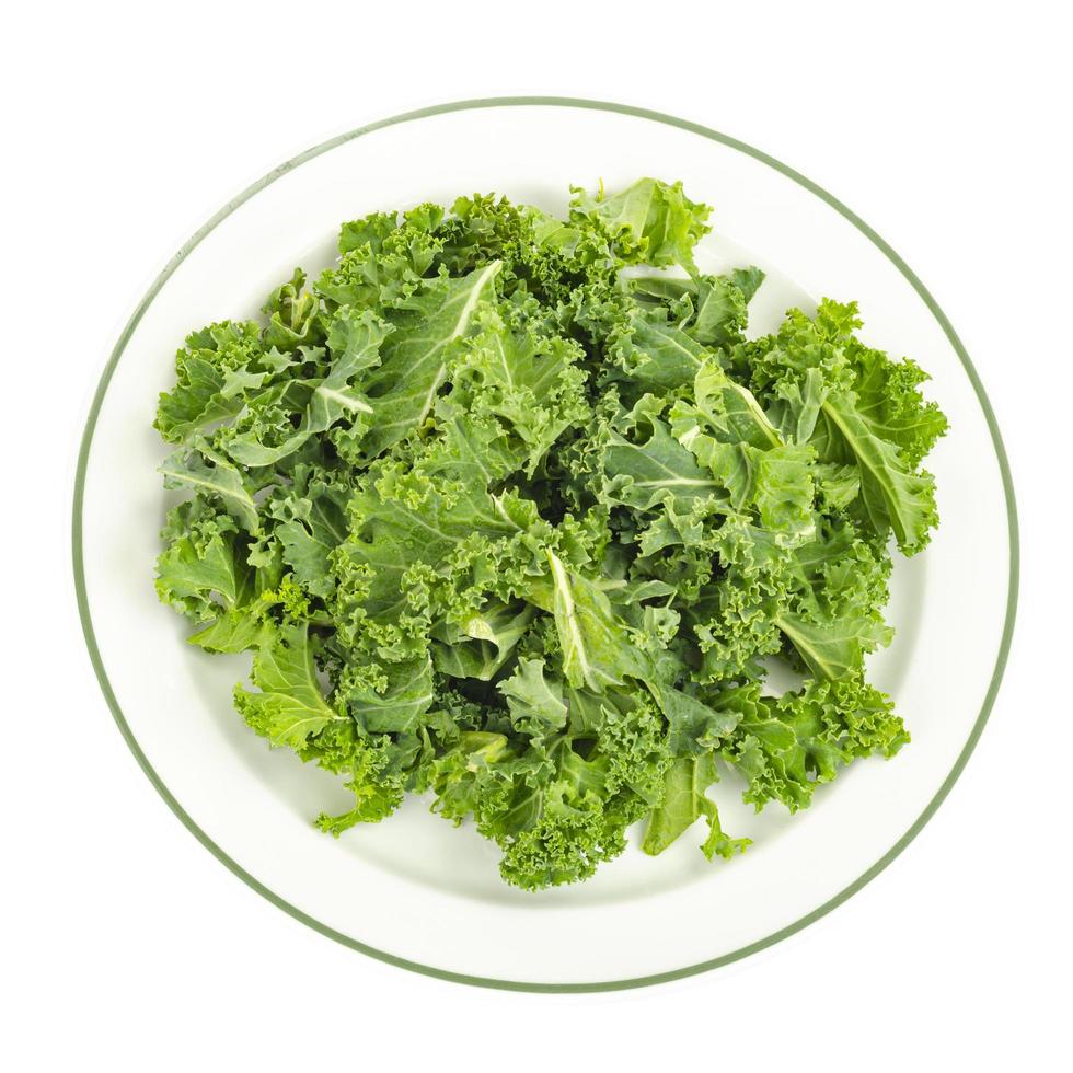 hojas de col rizada verde fresca. menú vegetariano, comida de dieta saludable foto