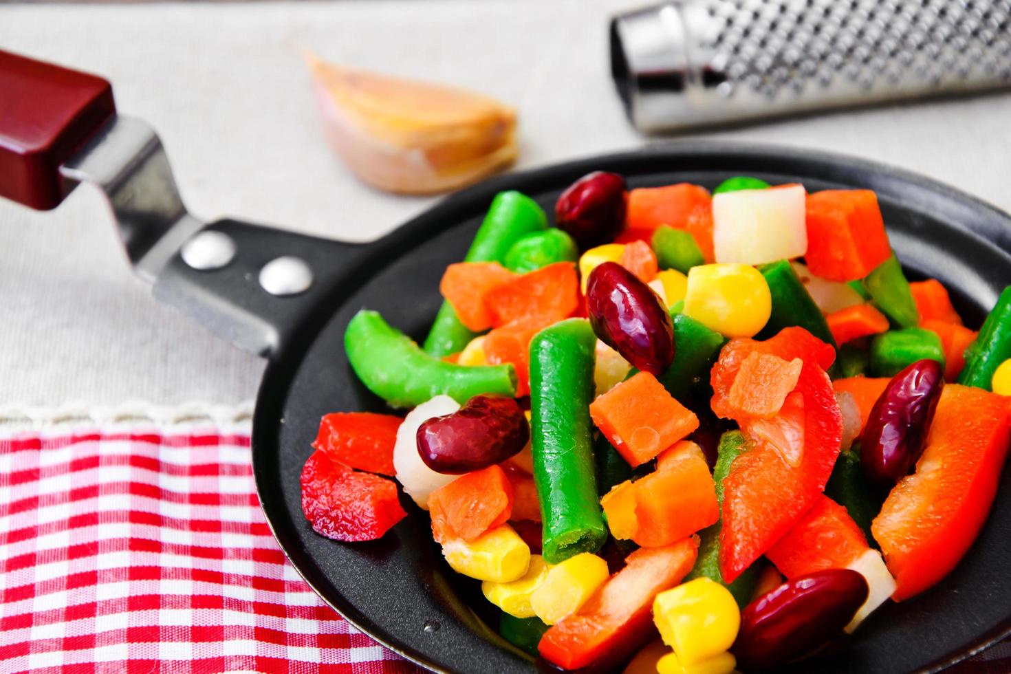 mezcla mexicana de verduras. tomates, frijoles, raíz de apio, verde b foto