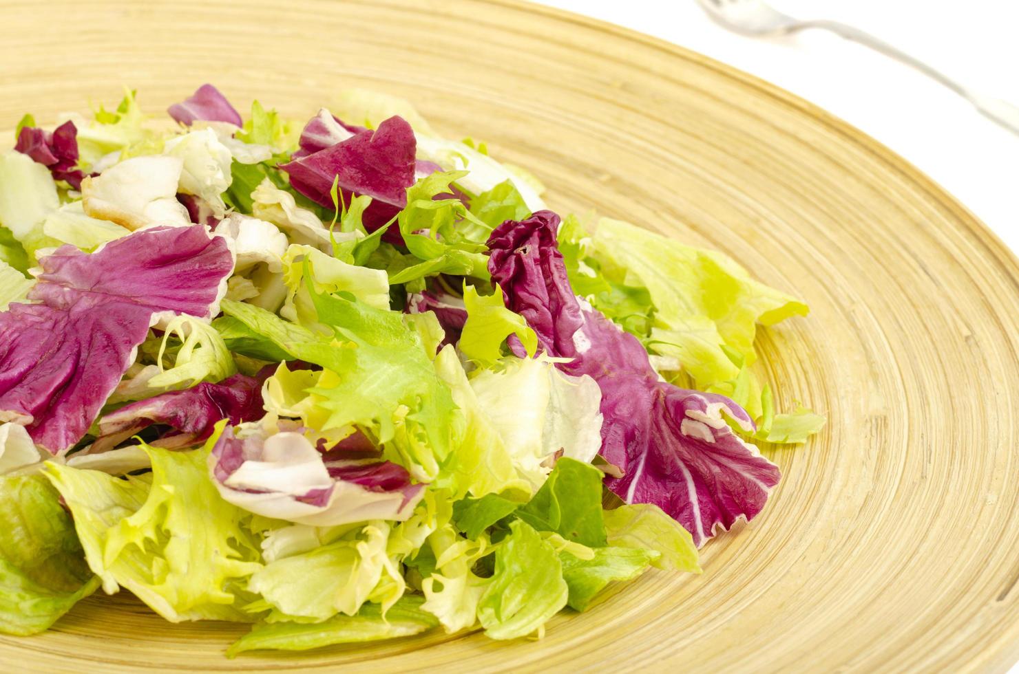 hojas de colores de diferentes ensaladas, comida sana, dieta. foto