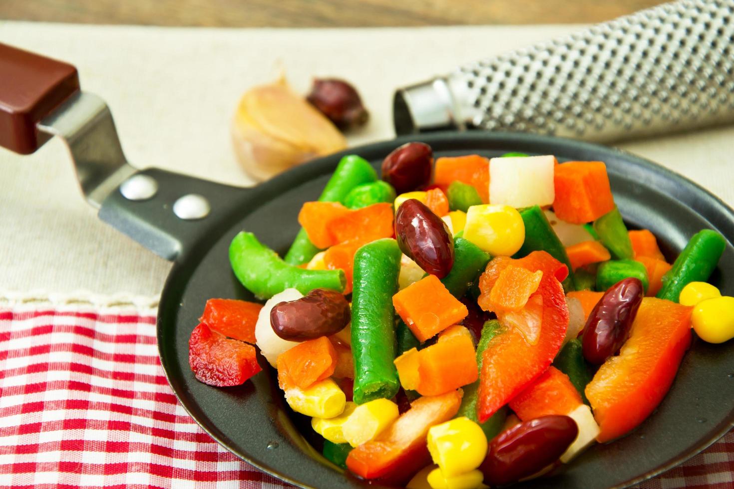 mezcla mexicana de verduras. tomates, frijoles, raíz de apio, verde b foto