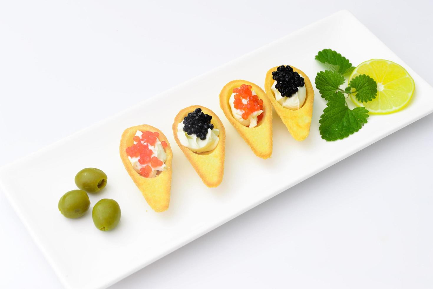 tartaletas con caviar rojo y negro. foto