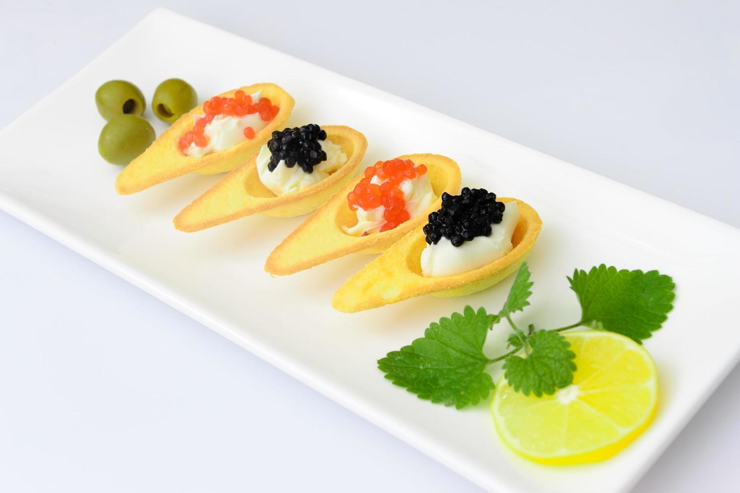 tartaletas con caviar rojo y negro. foto