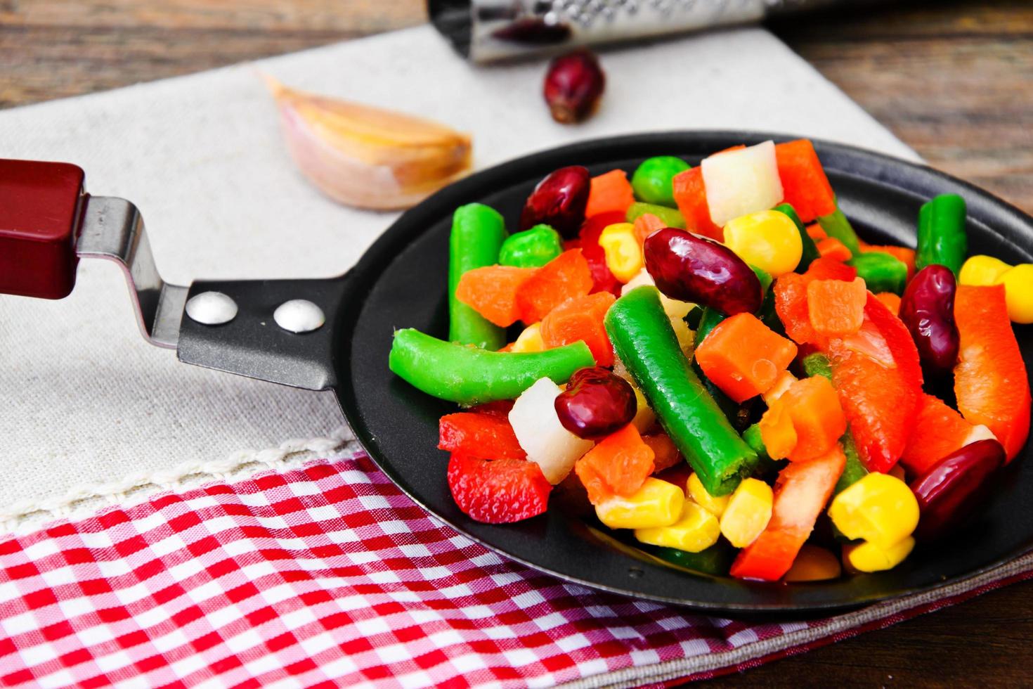 mezcla mexicana de verduras. tomates, frijoles, raíz de apio, verde b foto