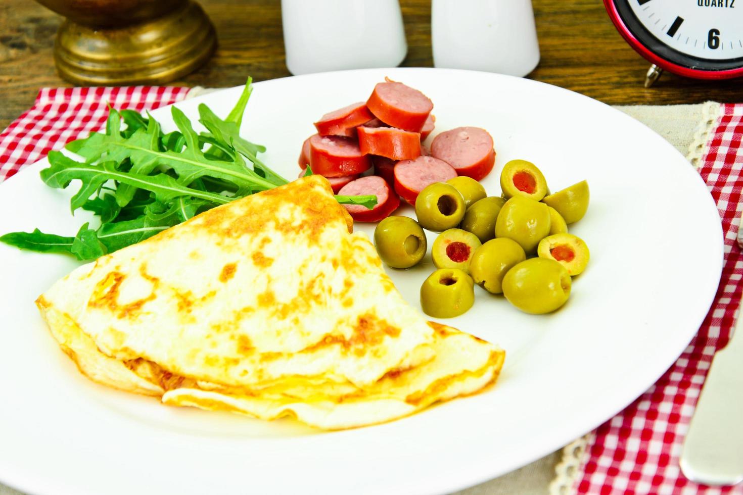 Comida sana y dietética, huevos revueltos con verduras. foto