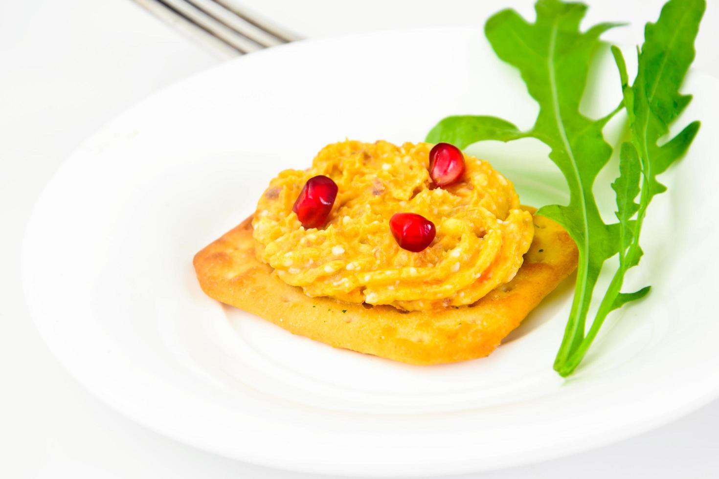 forshmak. arenque con mantequilla, zanahorias y galletas saladas foto