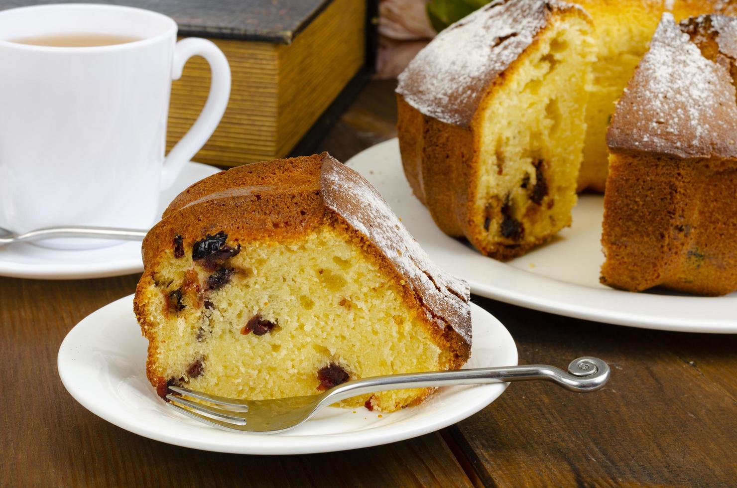 muffin casero con frutos secos y azúcar en polvo en un plato. foto