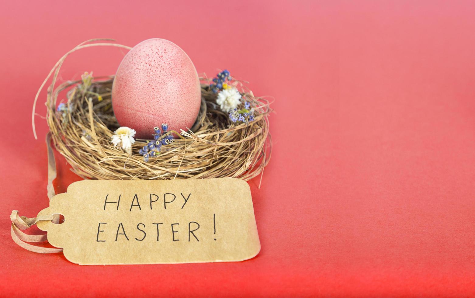 Fondo de colores con huevos de Pascua sobre fondo rojo. concepto de feliz pascua. se puede utilizar como cartel, fondo, tarjeta navideña. endecha plana, vista superior, espacio de copia. foto de estudio