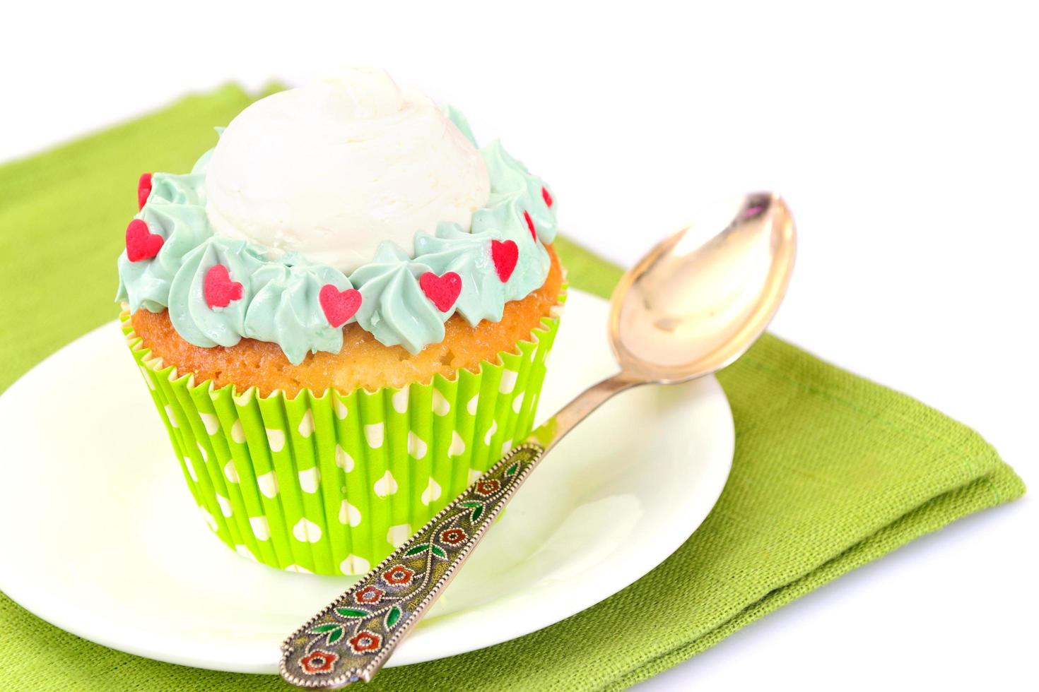 pastel con crema, cupcake sobre fondo de madera. foto