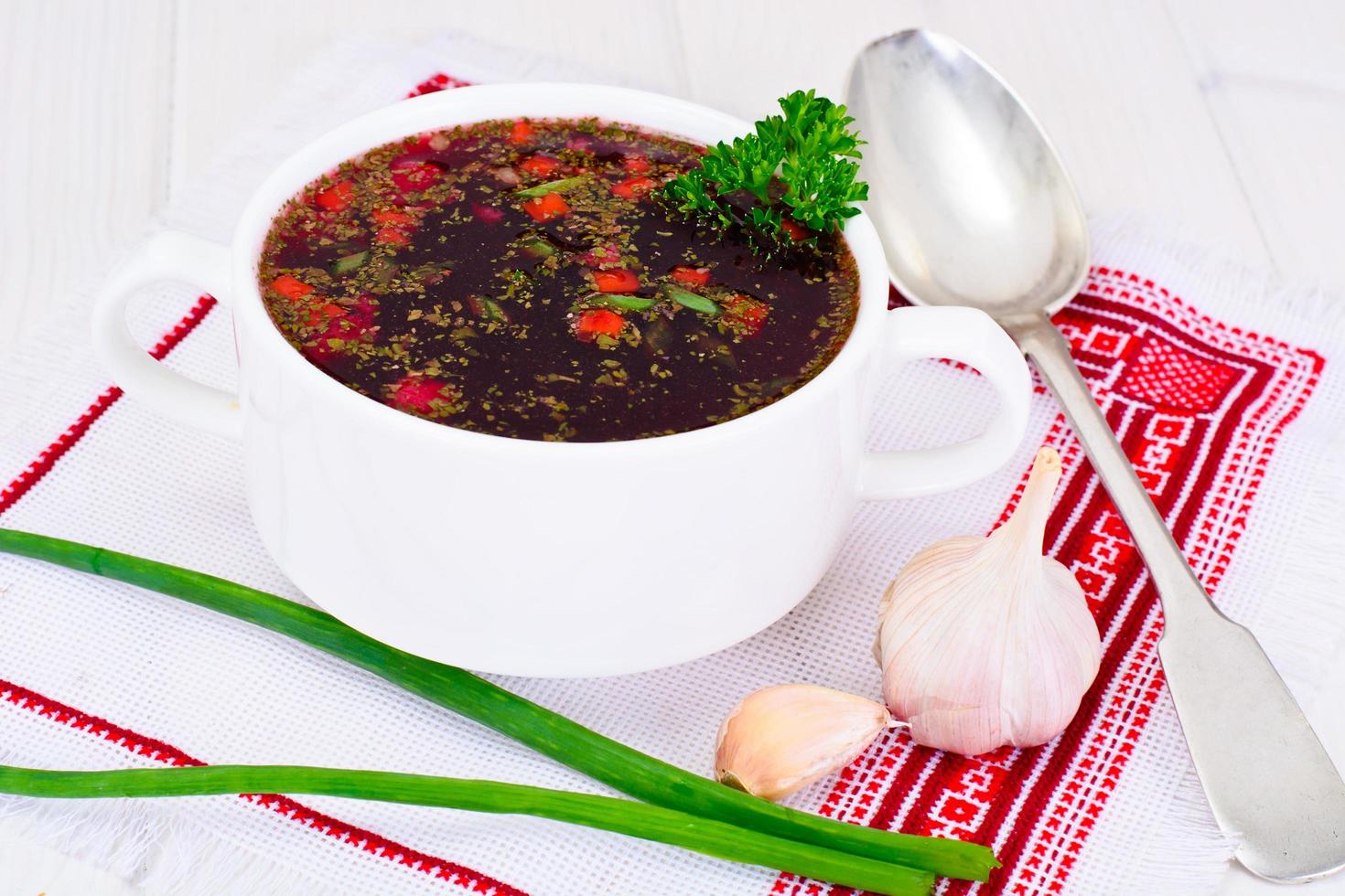 comida sana. sopa de remolacha, judías verdes y verduras foto