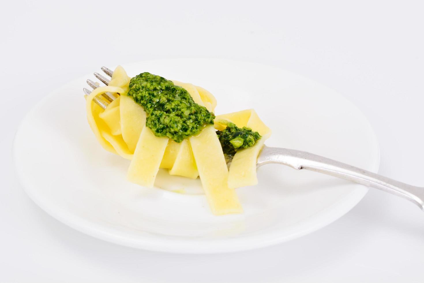 fettuccine y tallarines con pesto de albahaca foto