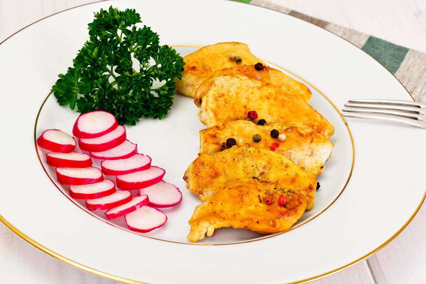 Filete de pollo a la plancha con rábano y perejil foto