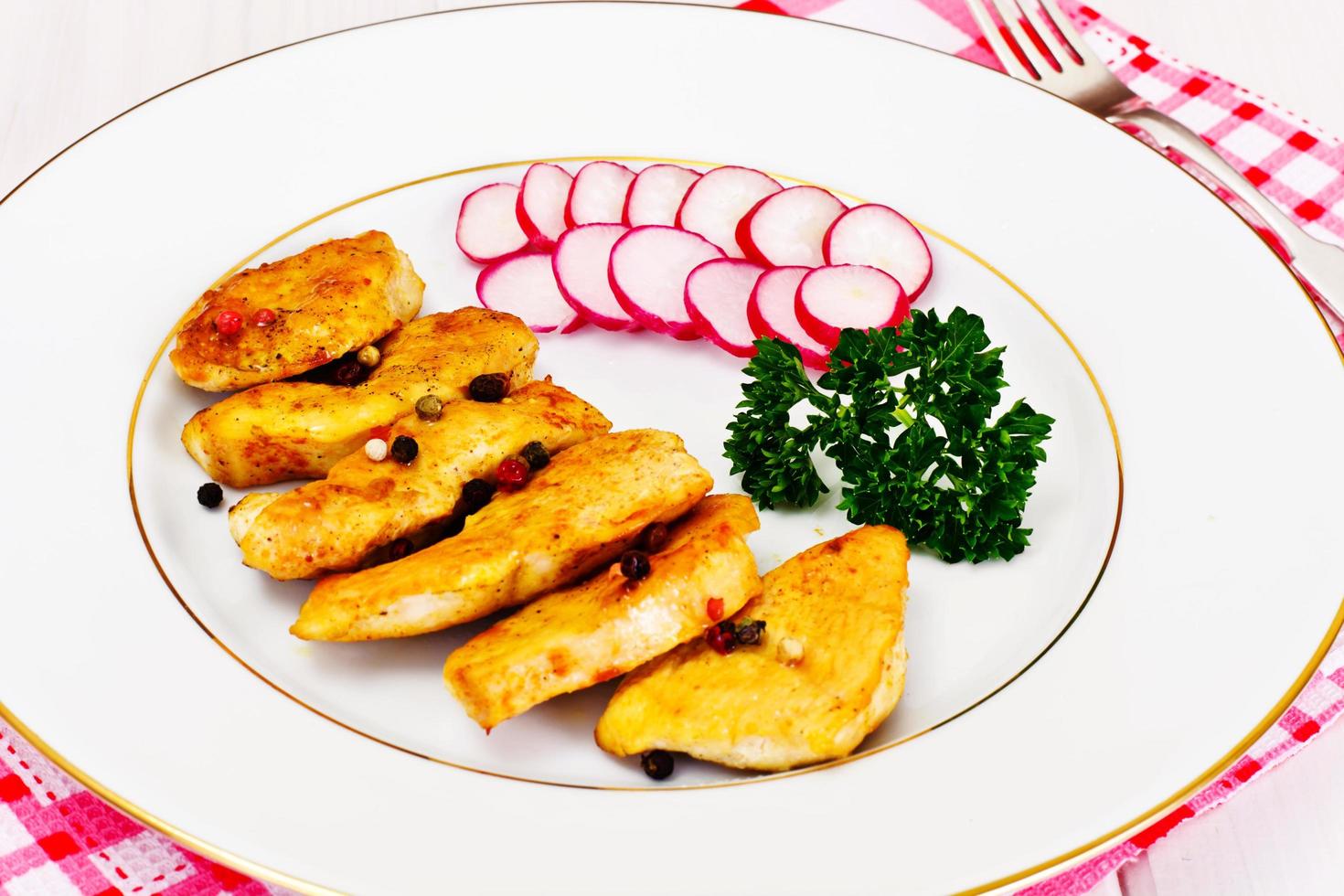 Filete de pollo a la plancha con rábano y perejil foto