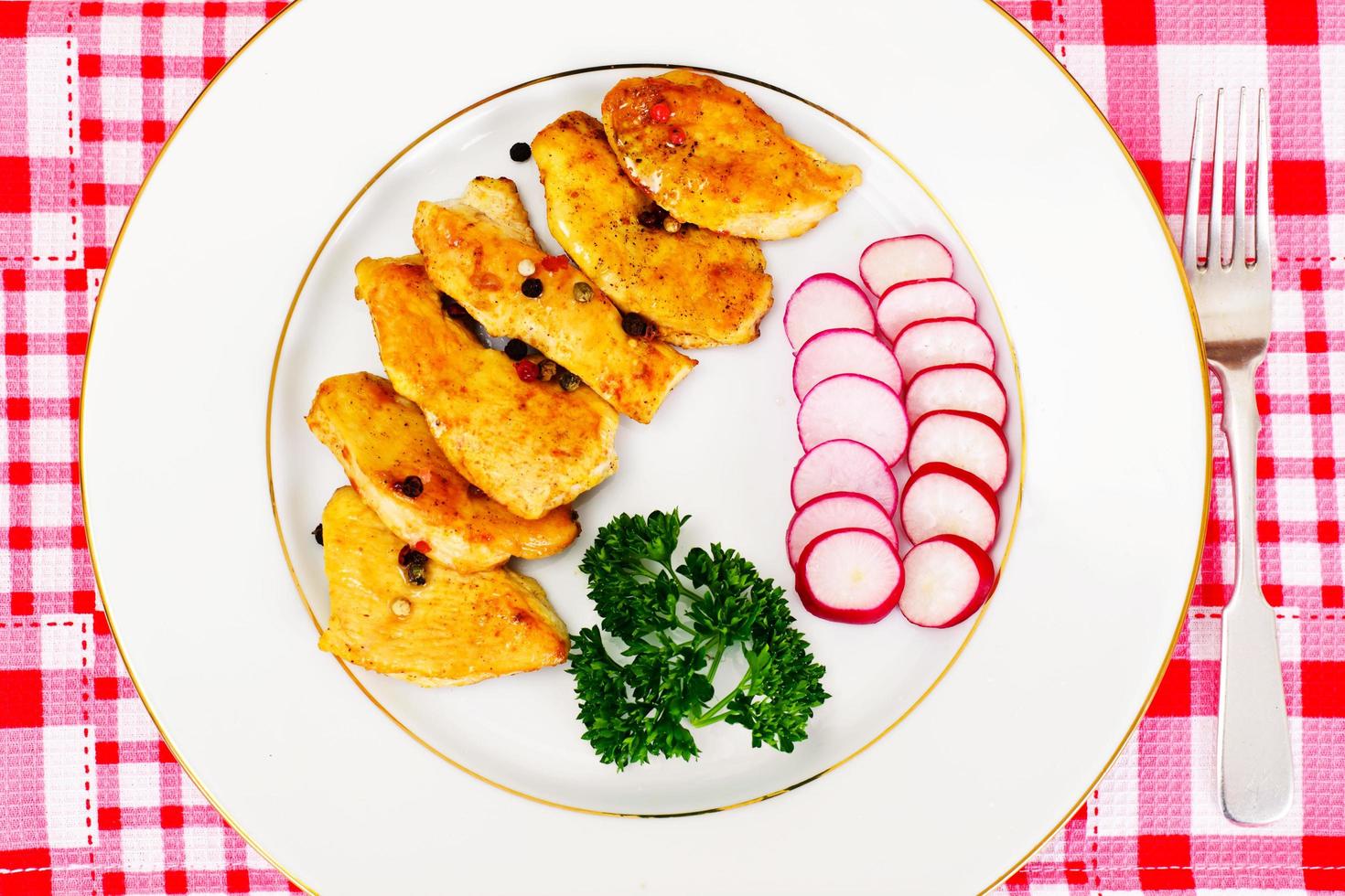 Filete de pollo a la plancha con rábano y perejil foto