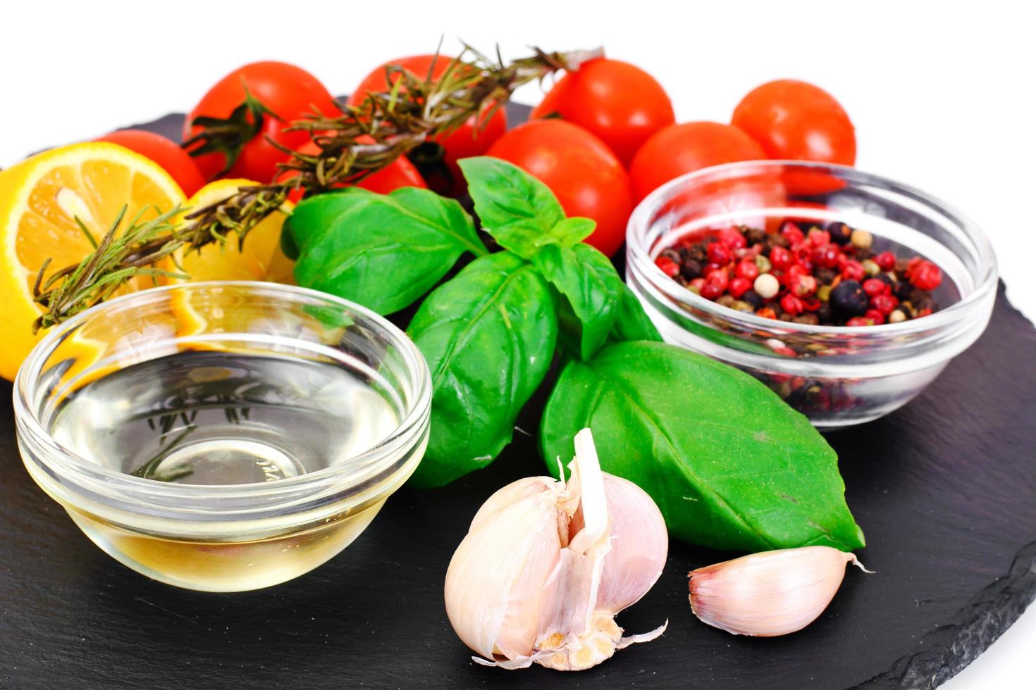 tomate, albahaca, pimiento y limón con azafrán foto