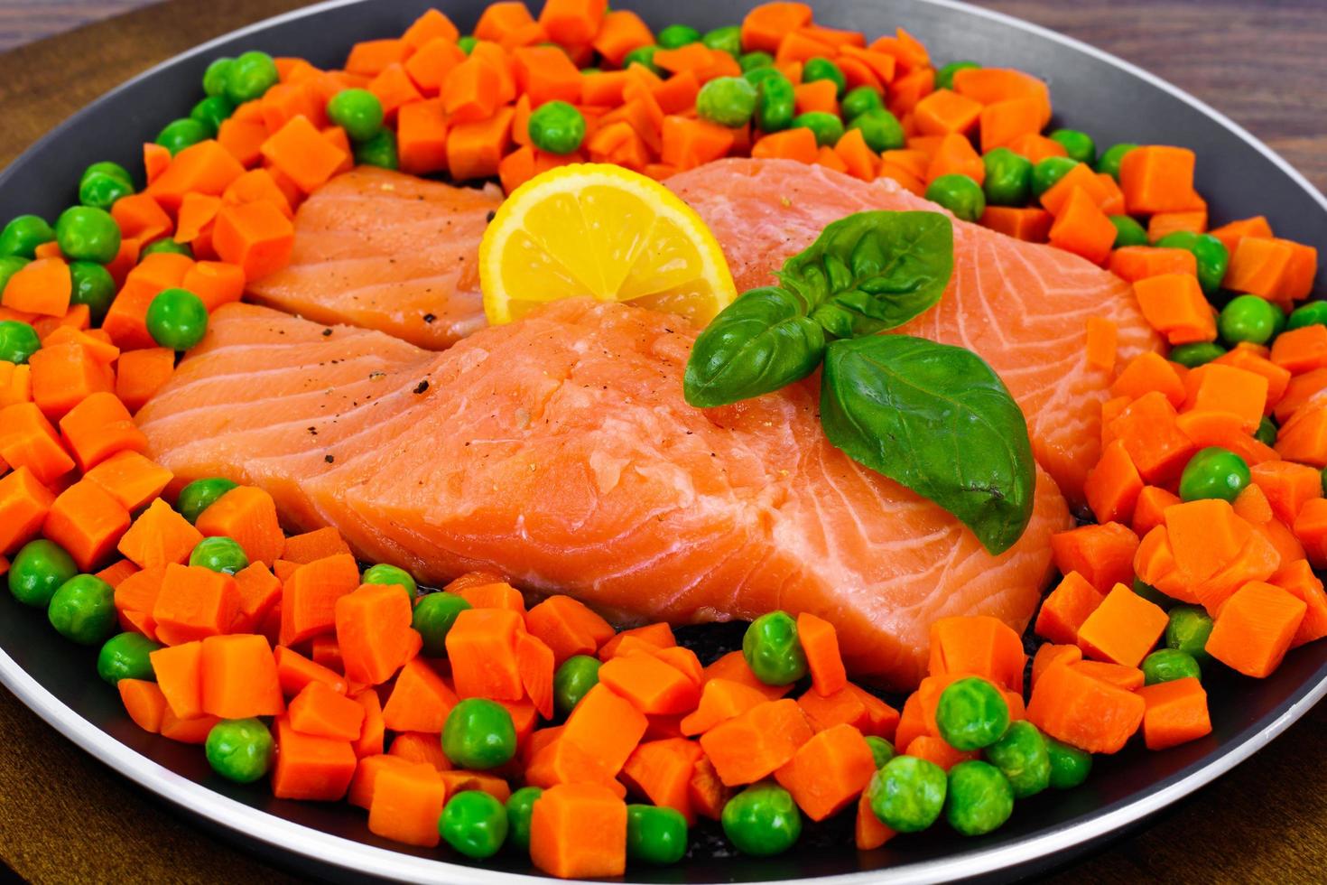 salmón fresco en plato foto