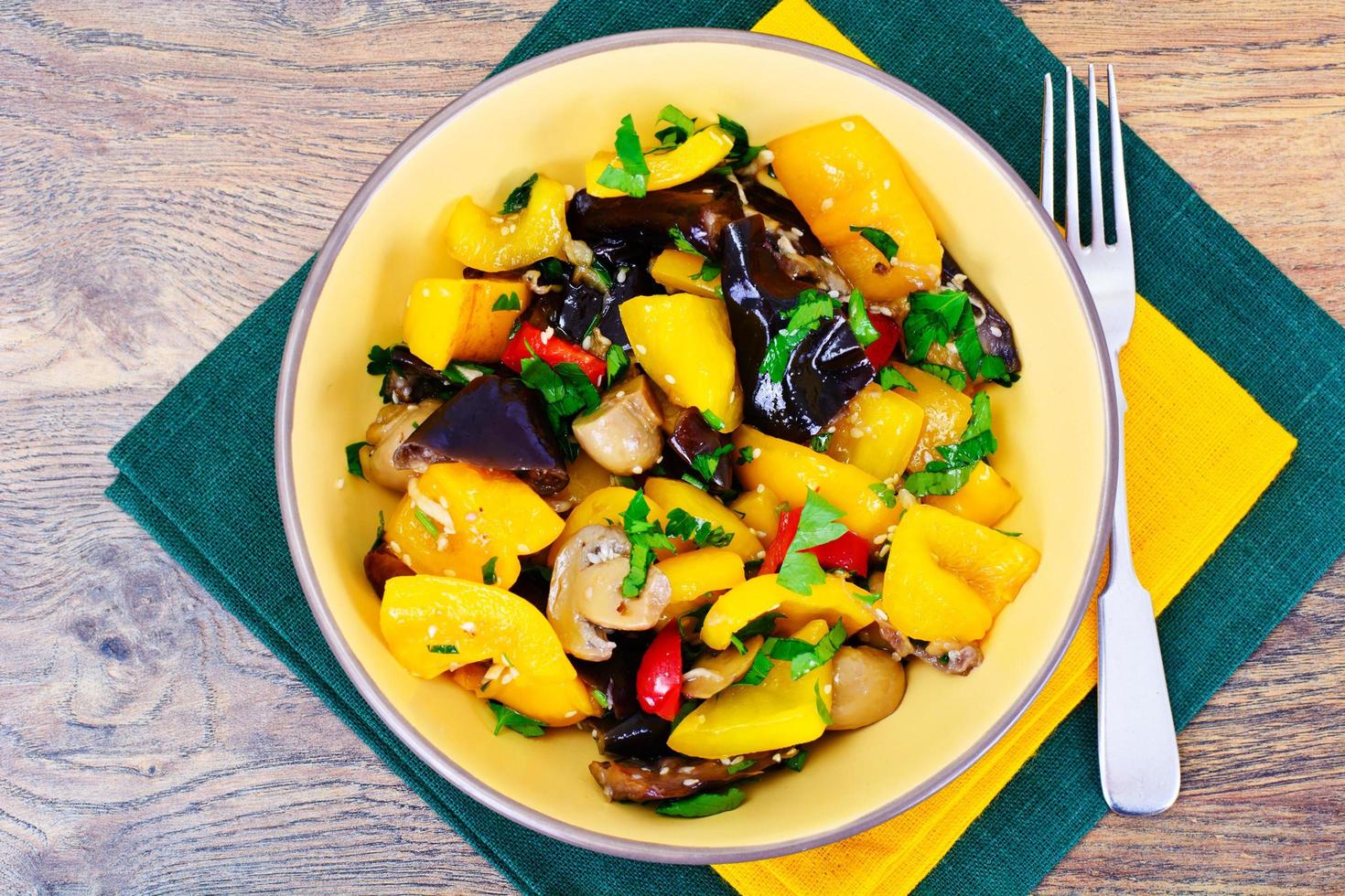 ensalada de berenjena con pimentón foto