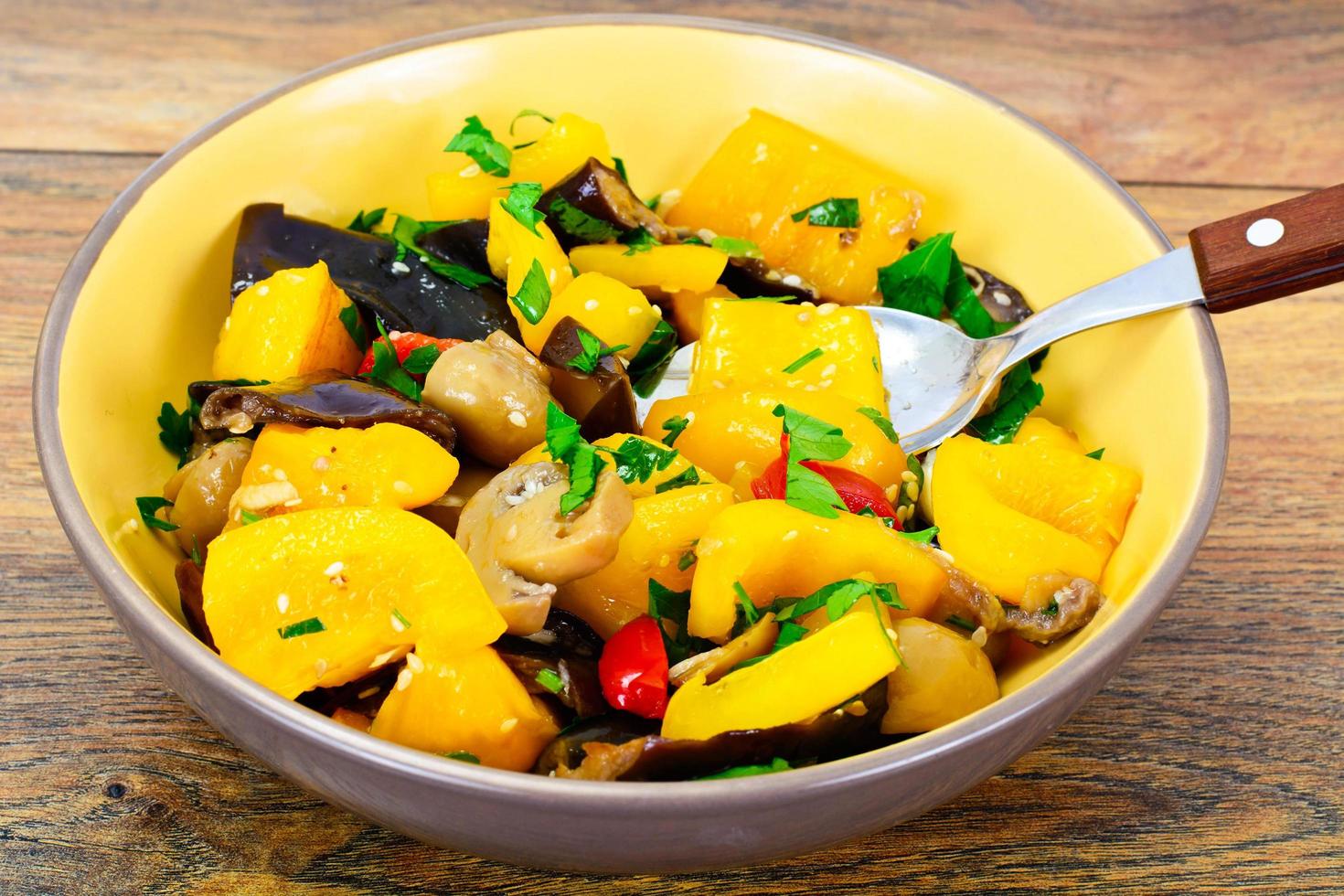 ensalada de berenjena con pimentón foto