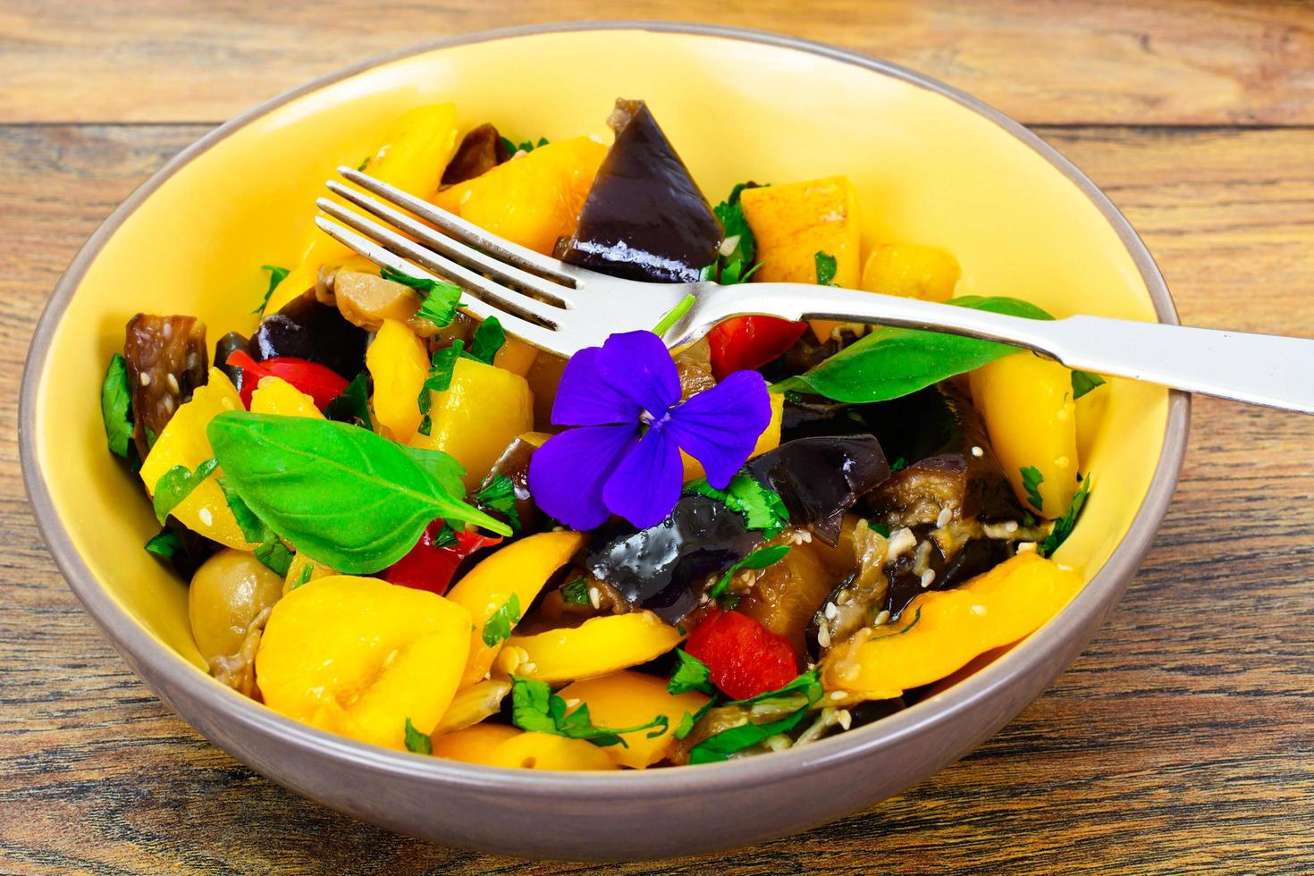 ensalada de berenjena con pimentón foto