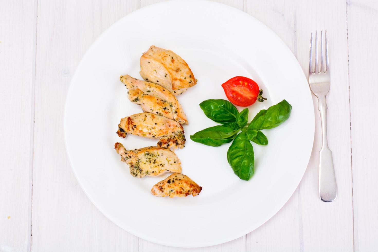 filete de pollo a la plancha con pimiento, albahaca y tomate foto