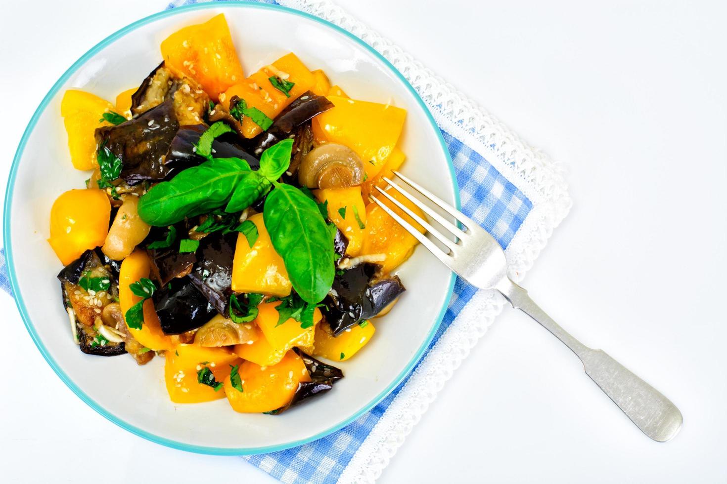 ensalada de berenjena con pimentón foto