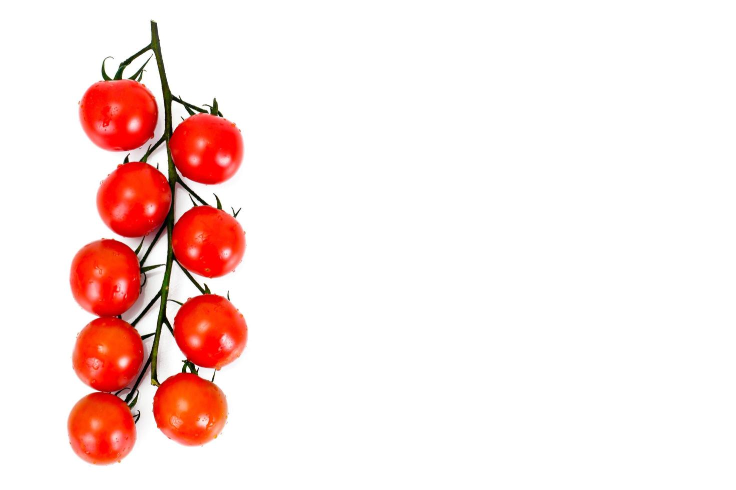 Tomates rojos aislados sobre un fondo blanco. foto
