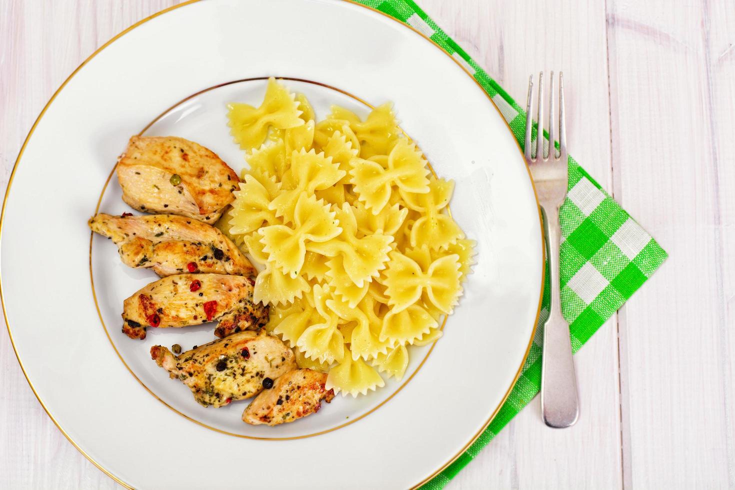 filete de pollo a la plancha con lazos de pasta foto