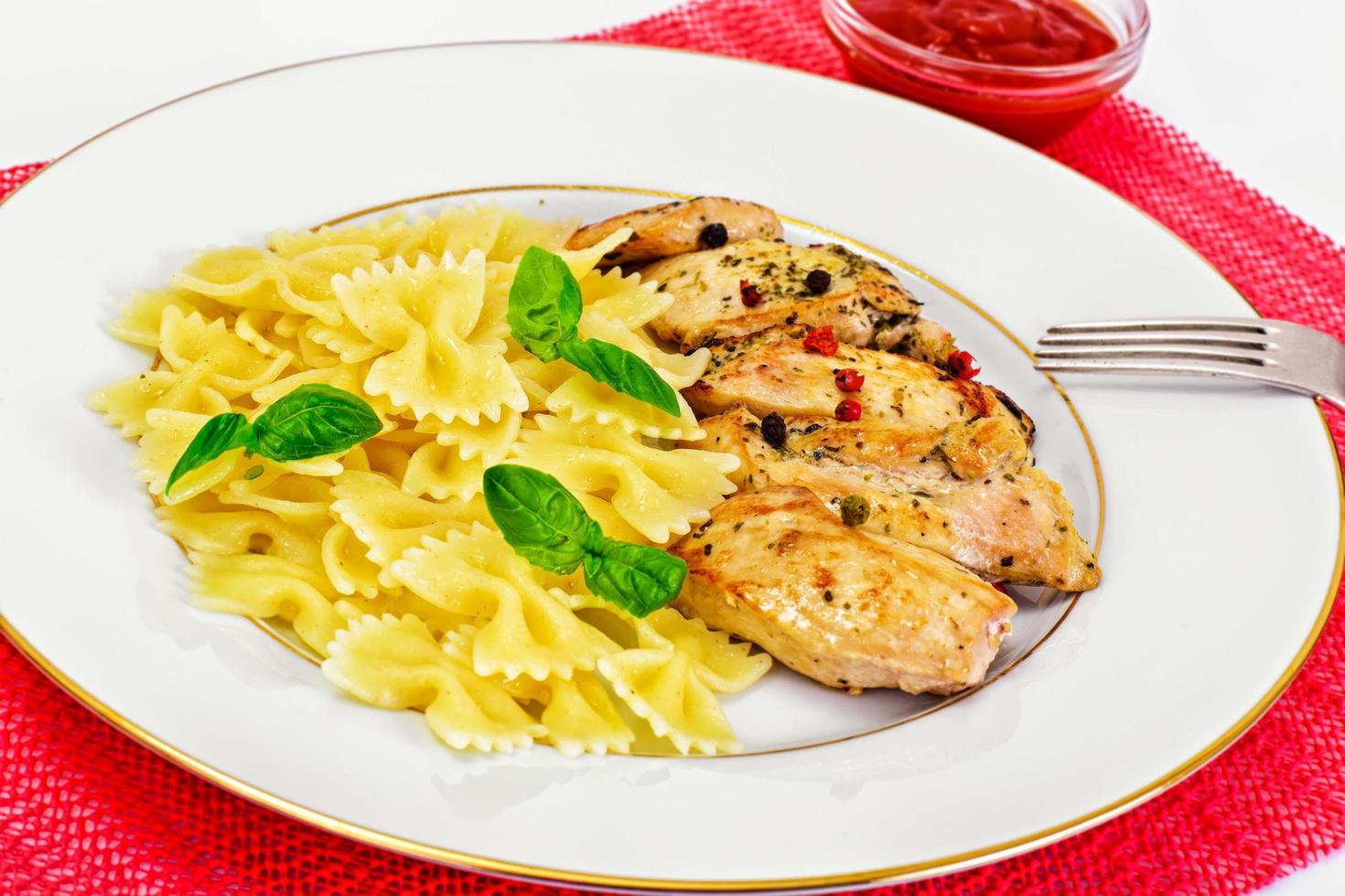 filete de pollo a la plancha con lazos de pasta foto