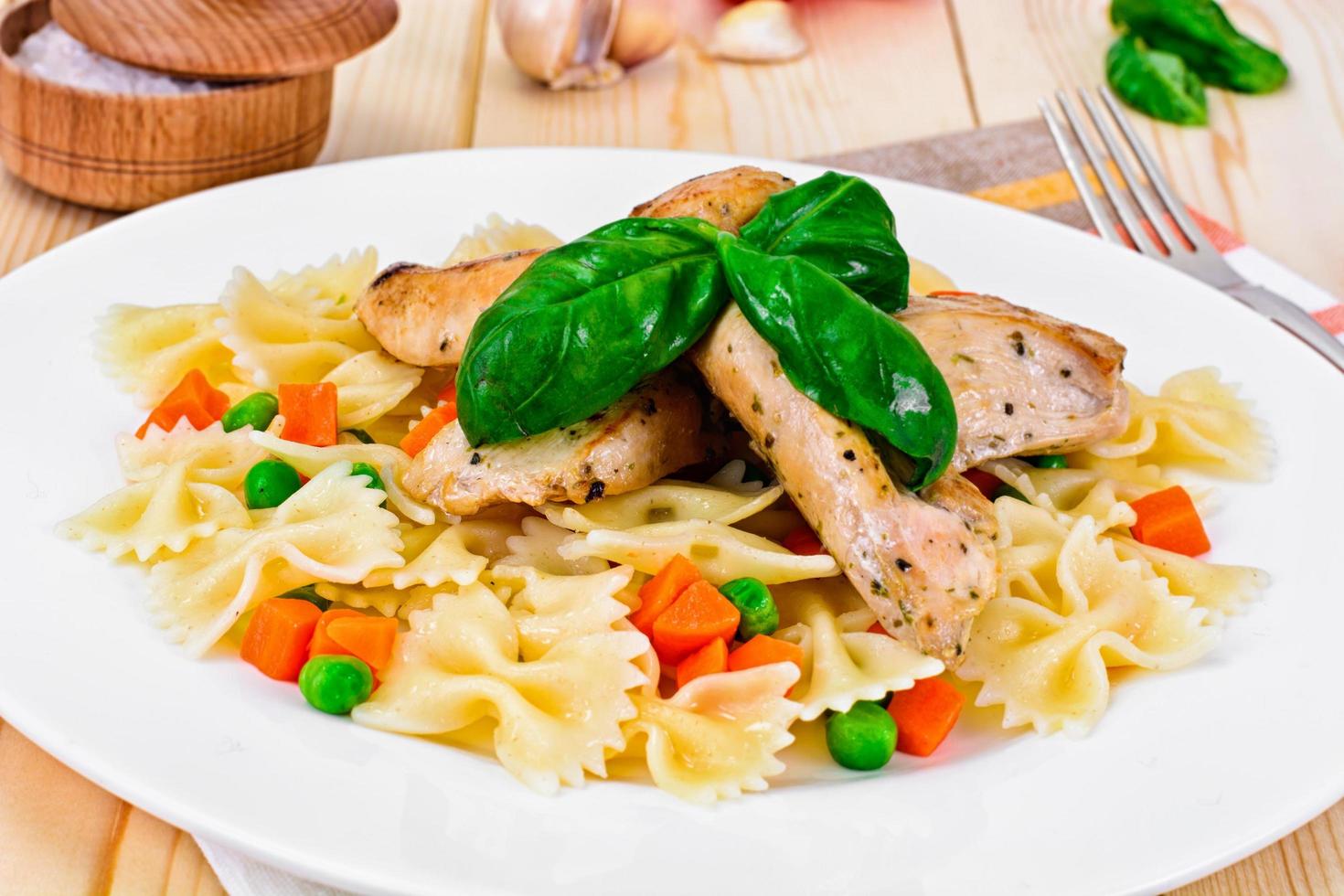 filete de pollo a la plancha con lazos de pasta foto