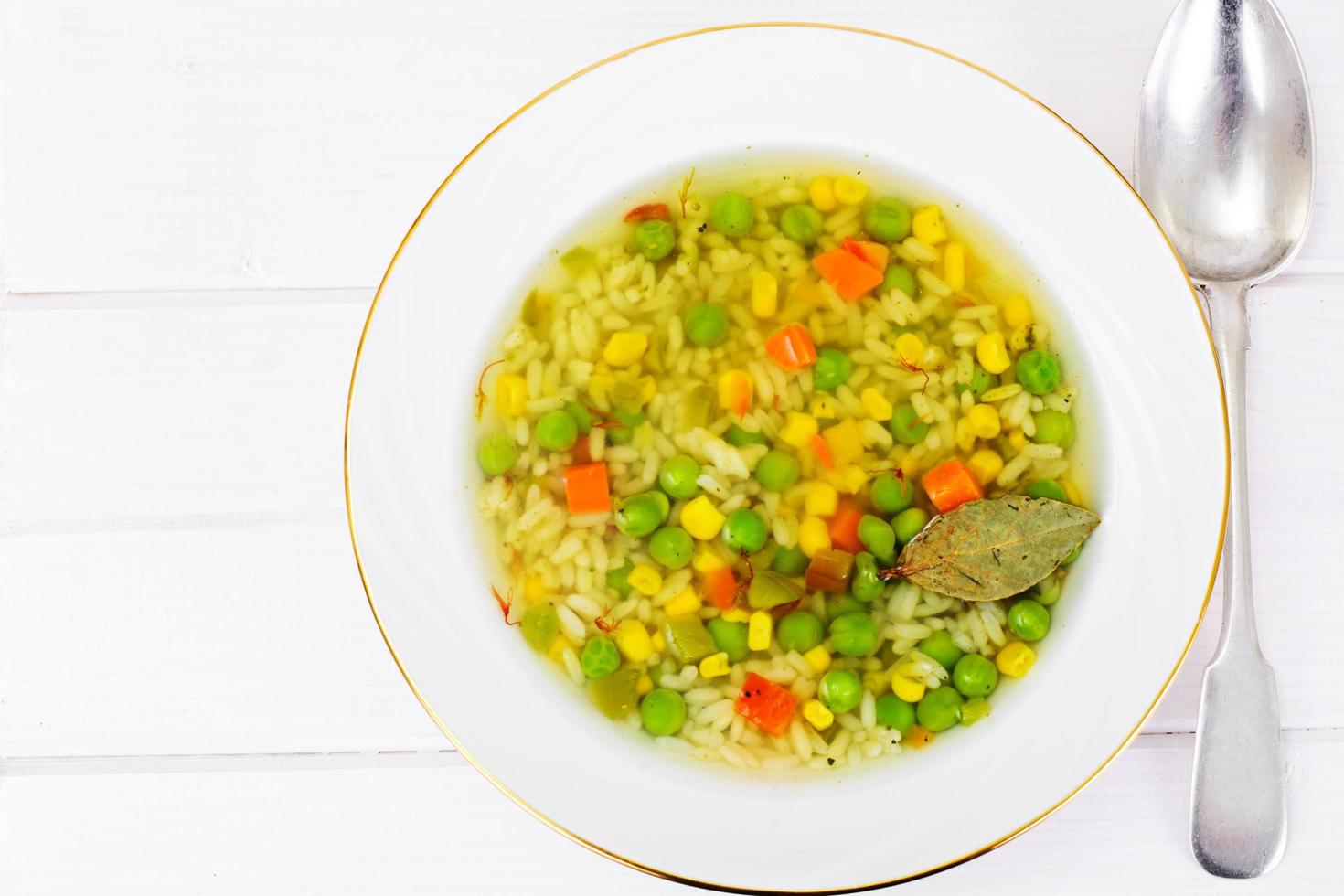 sopa con caldo de pollo. Arroz y verduras foto