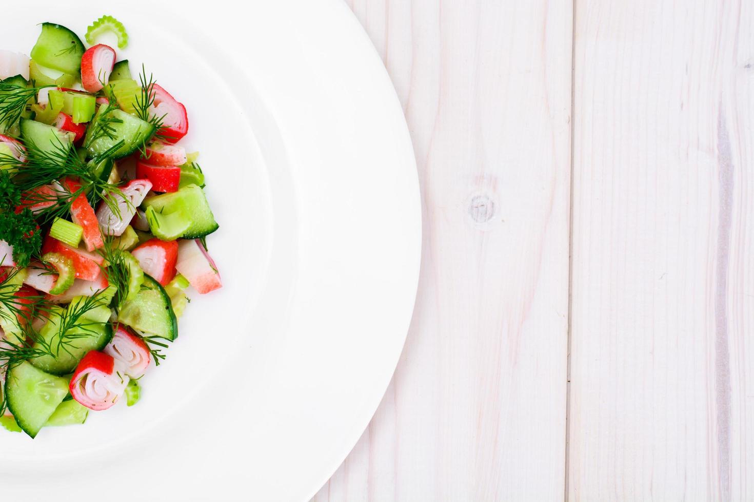 ensalada de apio, palito de cangrejo, pepino, aceitunas verdes y eneldo foto