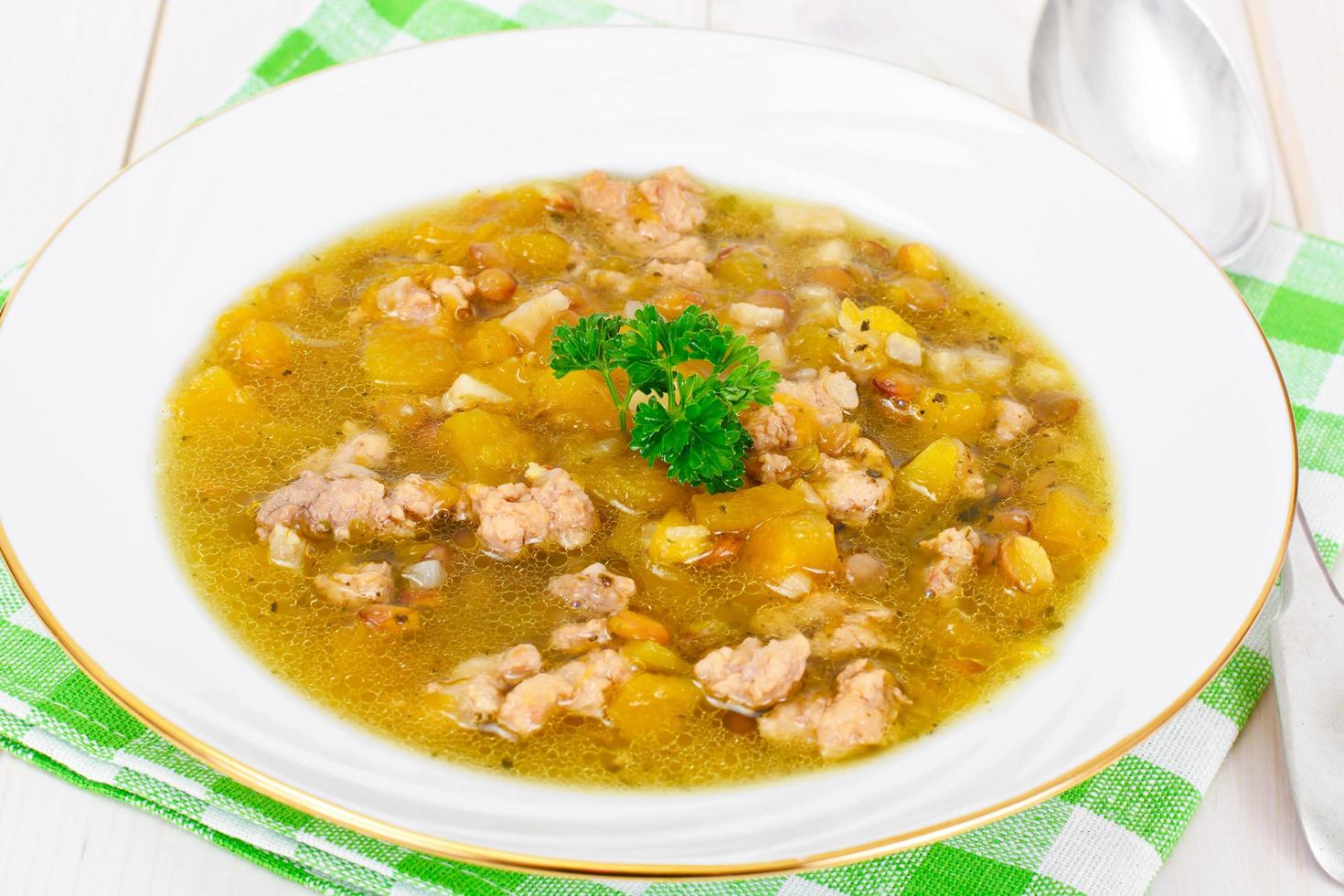 sopa de lentejas con carne picada, raíz de apio, calabaza, cebolla foto