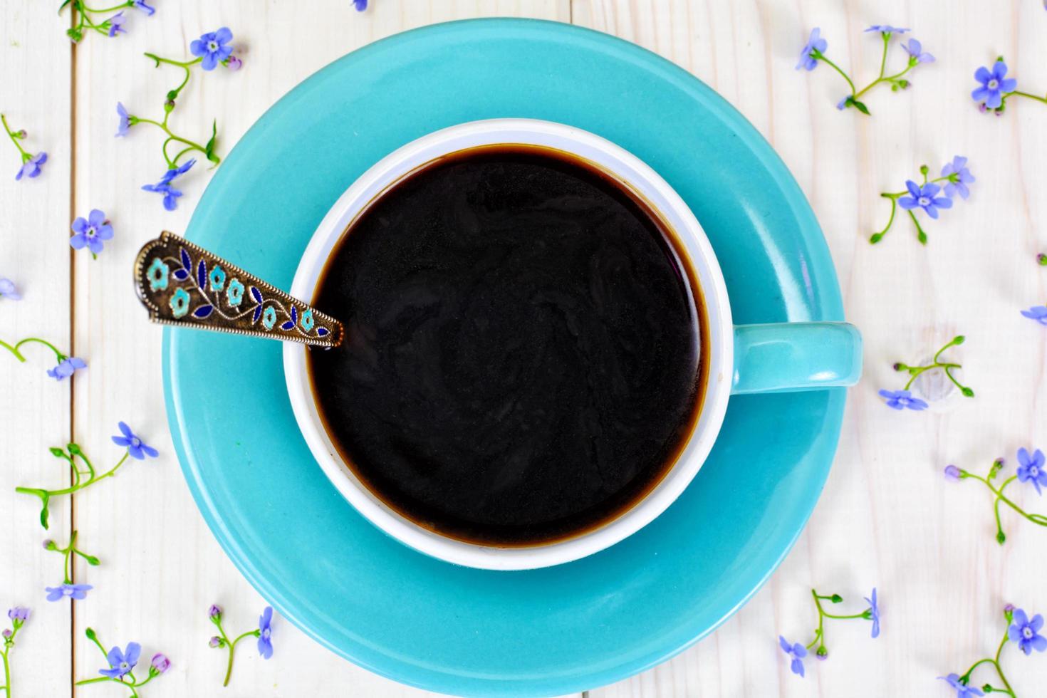 café en una taza retro azul con flores foto