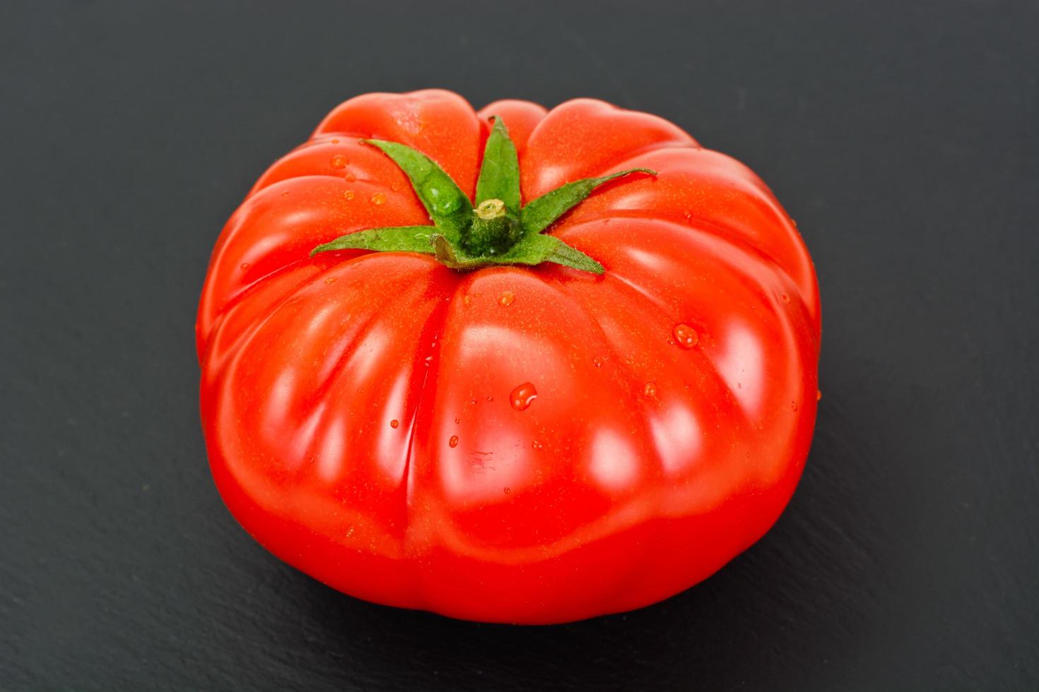 Tomates rojos aislados sobre un fondo blanco. foto