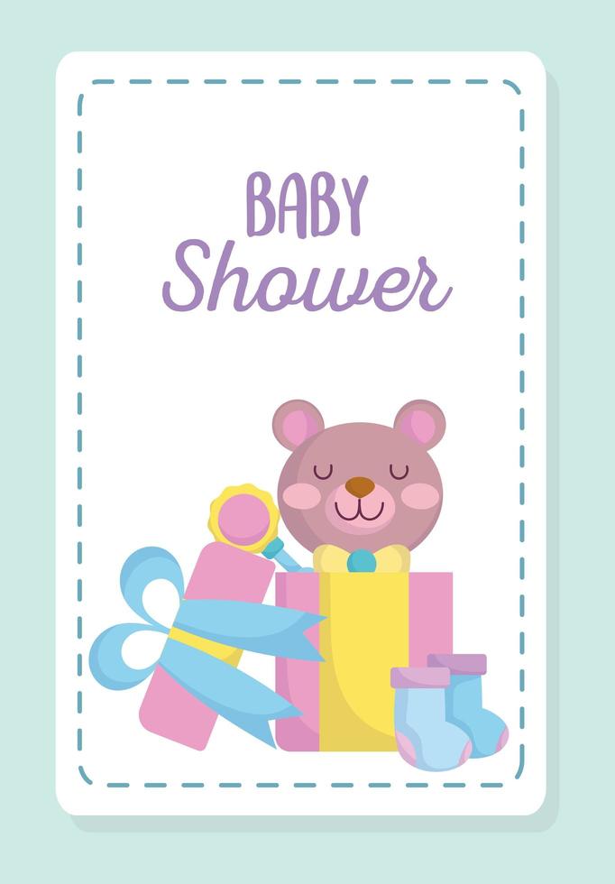 baby shower, lindo oso de peluche en regalo con sonajero y calcetines, anuncia la tarjeta de bienvenida del recién nacido vector