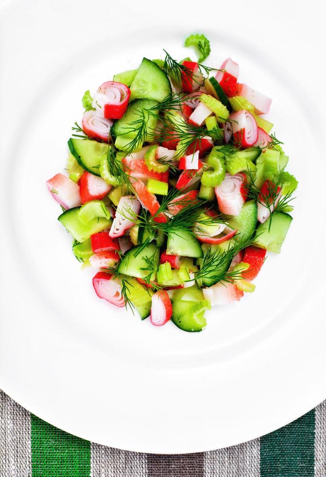 ensalada de apio, palito de cangrejo, pepino, aceitunas verdes y eneldo foto