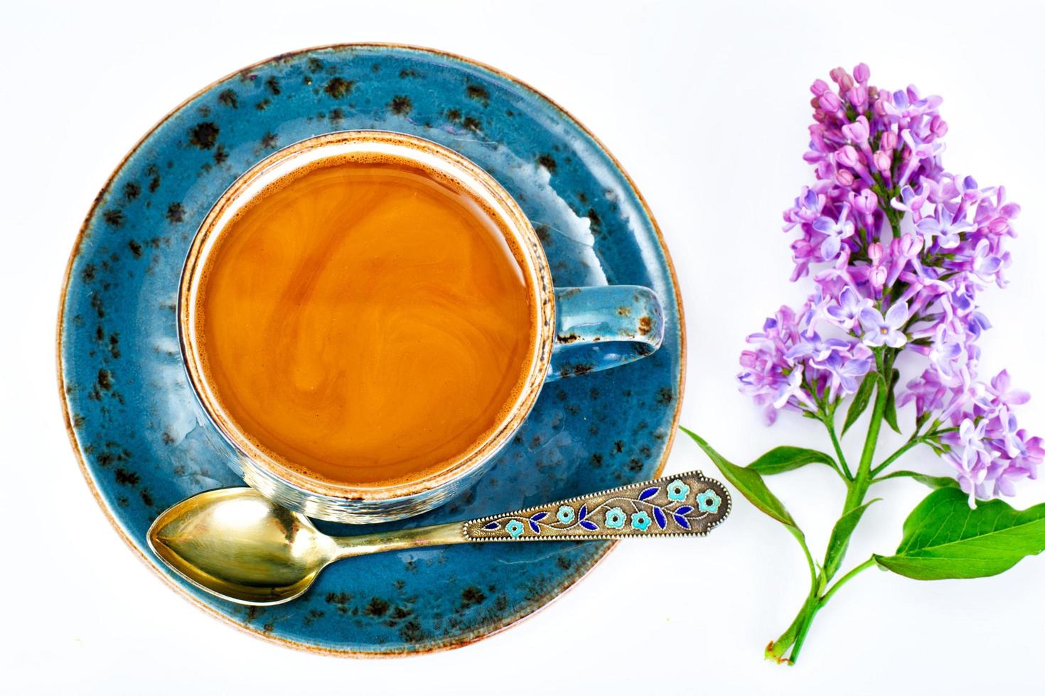 café en una taza retro azul con flores foto