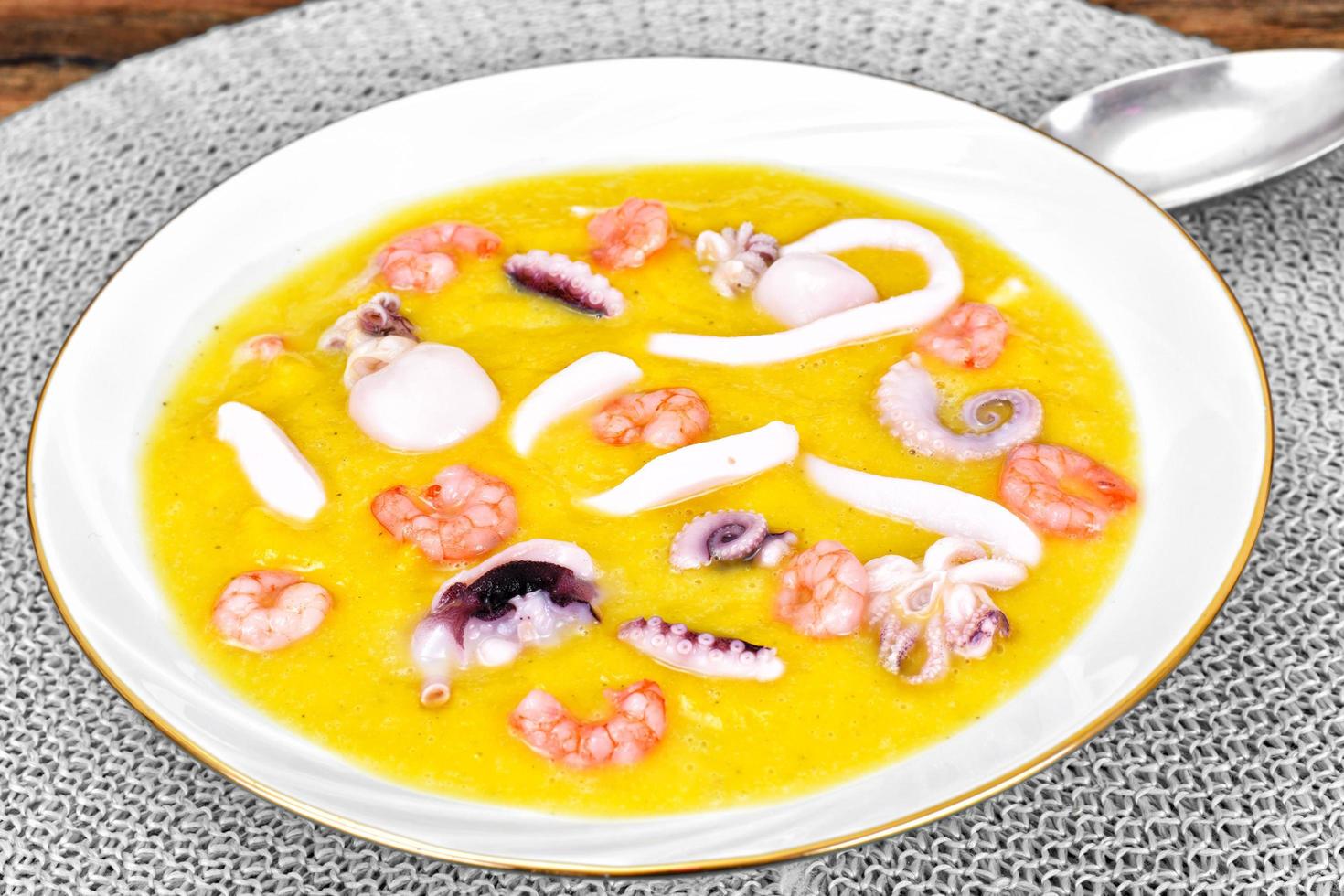 sopa de crema con mariscos foto