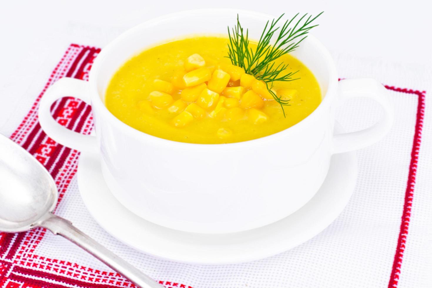 sopa de puré de papa con elote foto