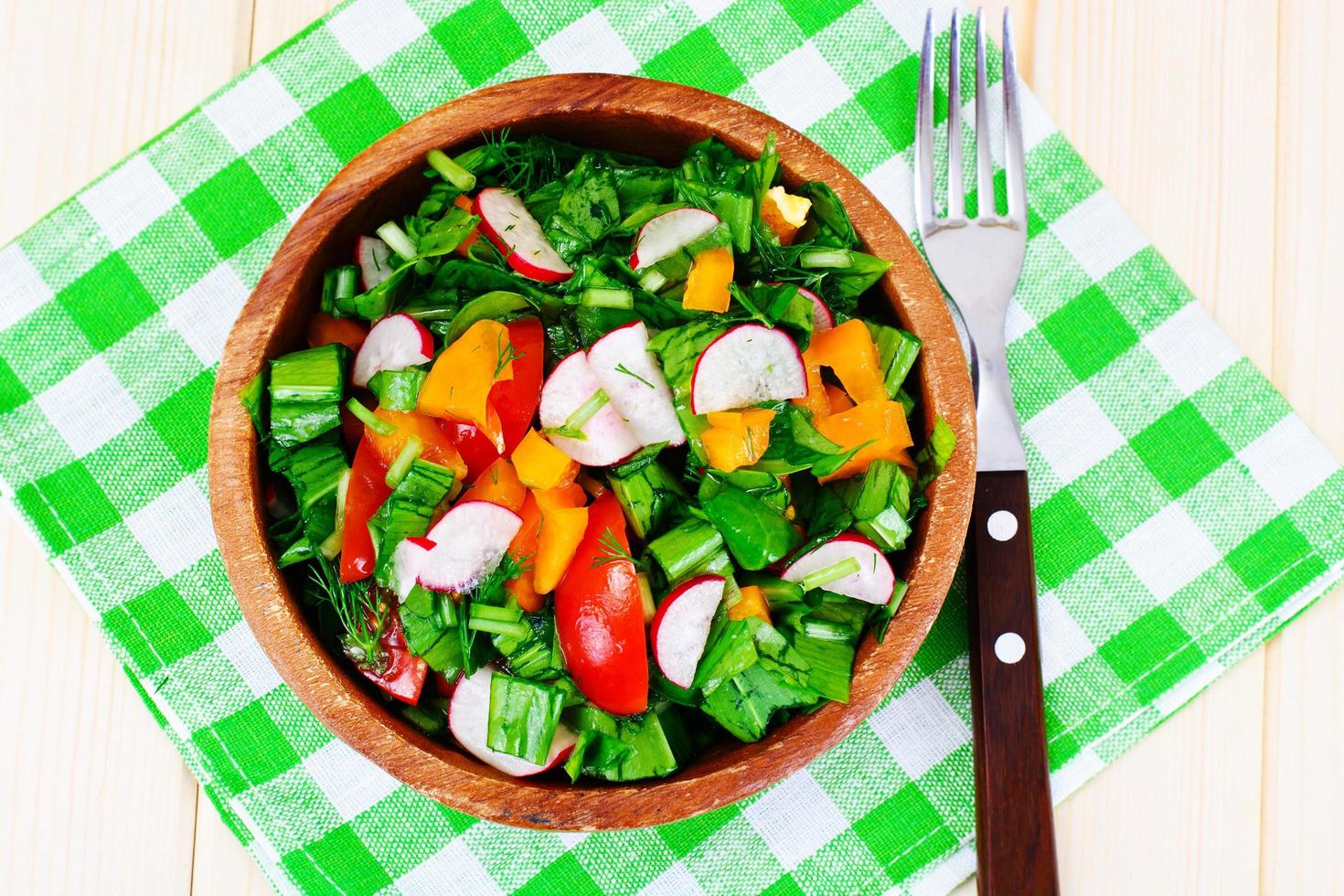 ensalada de espinacas con puerro, rábano, tomate, pimiento foto